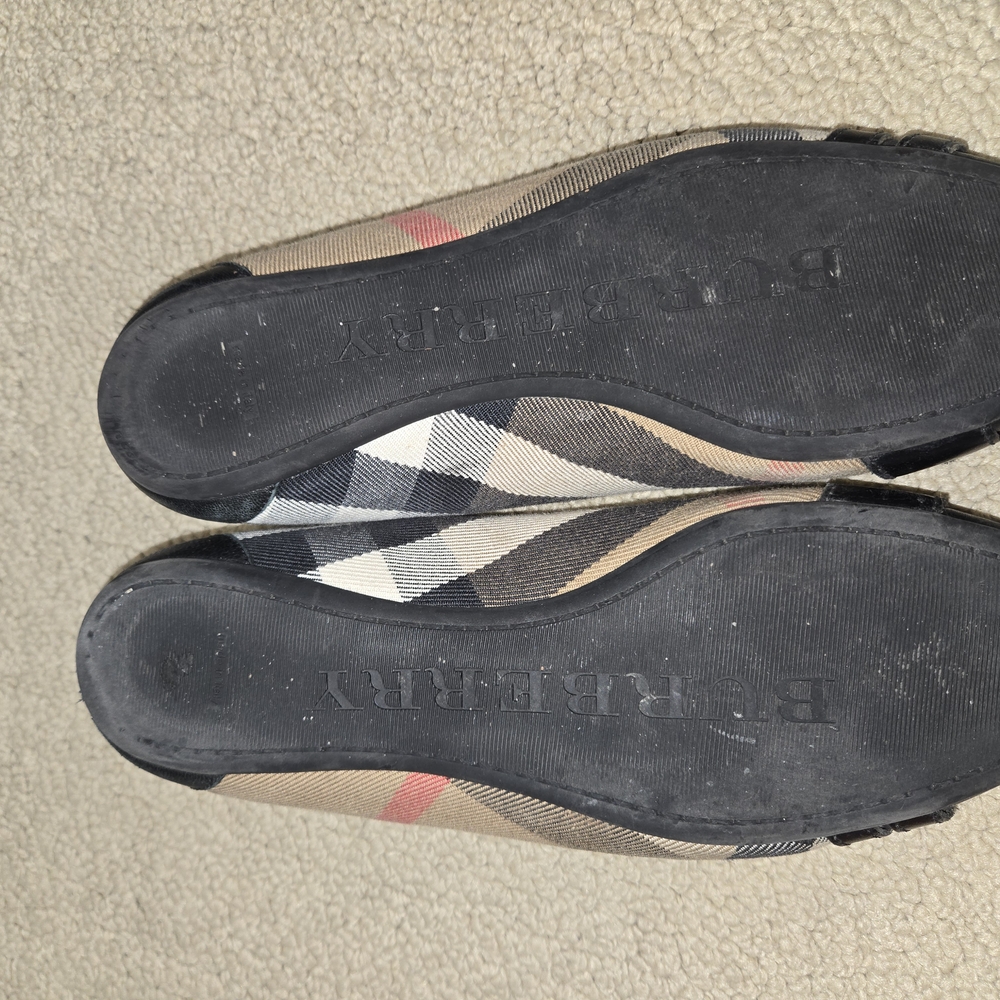 Burberry Women's Black and Tan Flats - Picture 5 of 7
